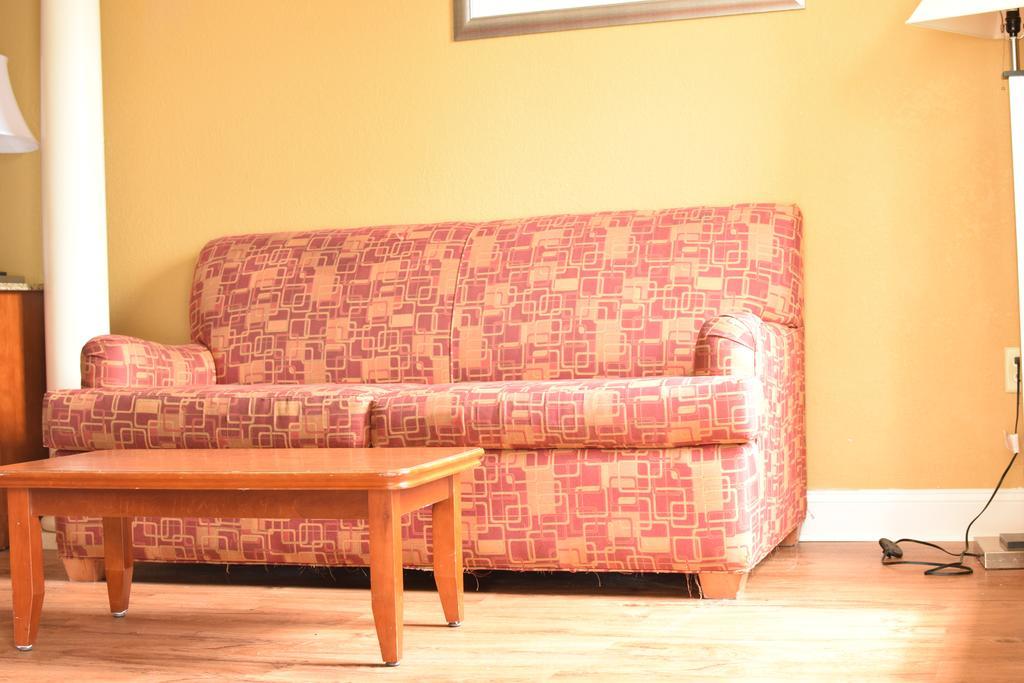 Atkinson Inn & Suites 兰伯顿 外观 照片